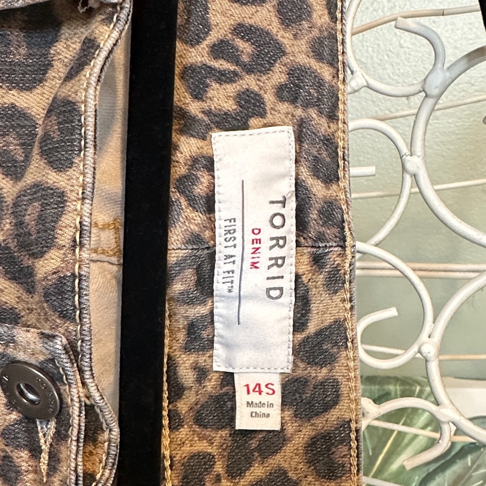 Torrid Leopard Print Skinny Jeans in Brown and Black - Picture 2 of 3